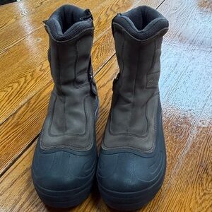 Columbia Canadian Crest zip close insulated men’s boots.  Size 11.5.